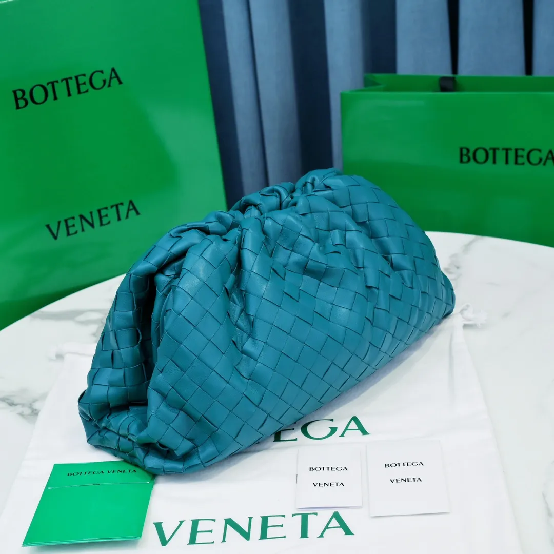 🔥🔥The counterattack of the popular Bottega Veneta started with this series of cloud bags, which went viral in the fashion circle and started a craze! Out of stock, out of stock, out of stock... One piece is hard to find, super hard to buy, regardless of age, season, or occasion. Very classy. Really, if you carry this on the road, it will turn heads! This is also the reason why this series is so expensive. Large size: 38*20*8.5cm [Big clouds and large grid weaving]